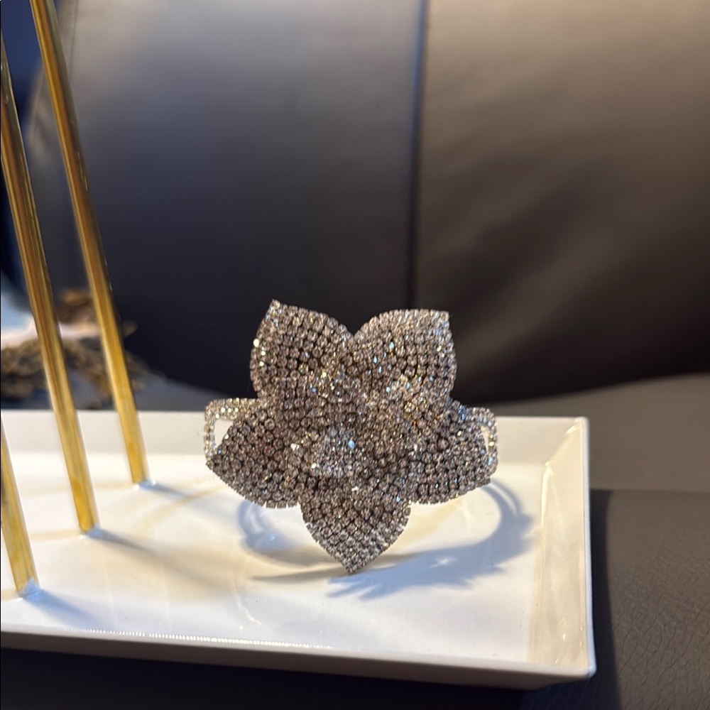 Elegant Silver Floral Women's bracelet